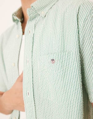 GANT sheild logo short sleeve seersucker stripe shirt in mid green