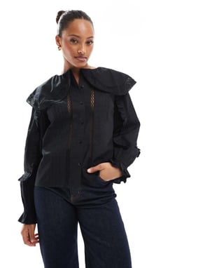 ASOS DESIGN skjorta med spets- och broderiinsatser och stor krage i svart