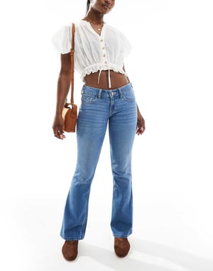 Hollister lågmidjade bootcut jeans i medelblå tvätt