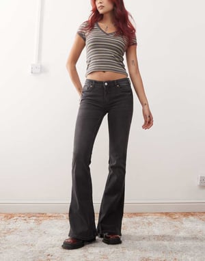 Monki Katsumi lågvuxna bootcut flare jeans i tvättad svart