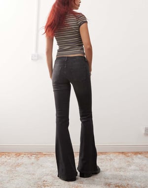 Monki Katsumi lågvuxna bootcut flare jeans i tvättad svart