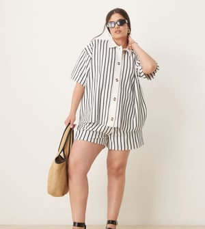 ASOS DESIGN Curve texturerad rand kort co-ord i kräm och marinrand