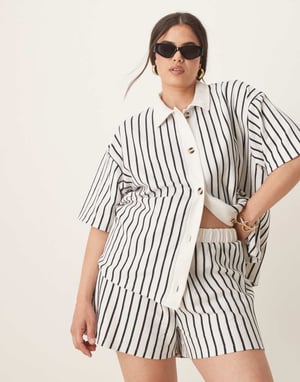 ASOS DESIGN Curve texturerad rand kort co-ord i kräm och marinrand