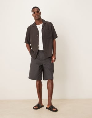 ASOS DESIGN längre längd veckade shorts i kolgrå