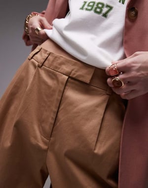 Topshop longline 3/4-längd dubbel veckad shorts i kamel
