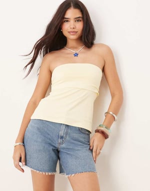 Abercrombie & Fitch Curve Love hög midja lösa denimshorts med fransad fåll i medelvitt