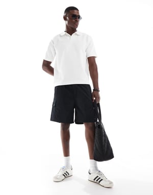 Jack & Jones löst sittande cargo shorts med snörning i svart