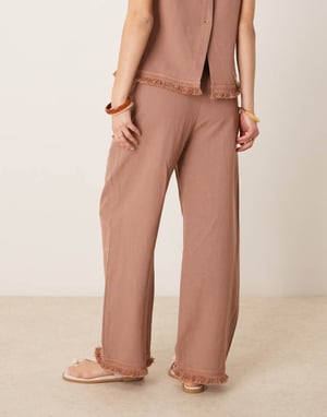 ASOS DESIGN linneblandning raka byxor med fransar i mocha