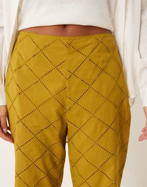 ASOS DESIGN Petite raka byxor med geometrisk utskärning i oliv
