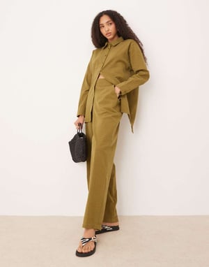 ASOS DESIGN seersucker avslappnade byxor i randigt mönster i olivgrön