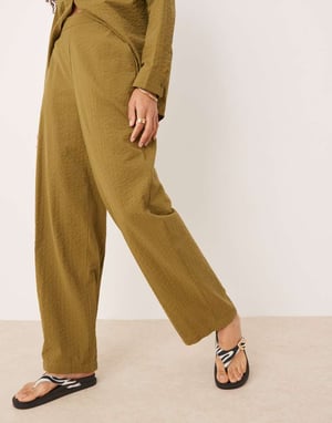 ASOS DESIGN seersucker avslappnade byxor i randigt mönster i olivgrön
