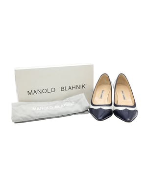 Manolo Blahnik Ancor Tvåtonade Spectator Pumps i Marinblått Läder