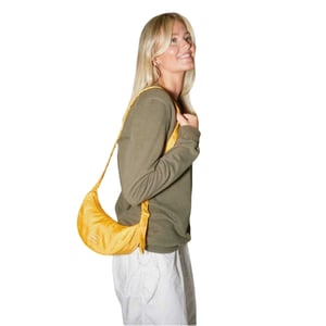 Spiral Cali halvmåneformad crossbody-väska för vardagsbruk (Senap)