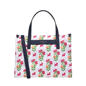 Radley Axelremsväska i återvunnen polyester med blommor (Svart)