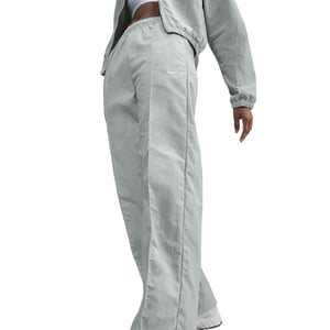 Women's Nike W Nsw Trend Wvn in Light Silver/Wh