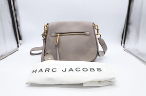 Marc Jacobs recruit nomad tas in mink met gouden details