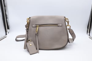Marc Jacobs recruit nomad tas in mink met gouden details