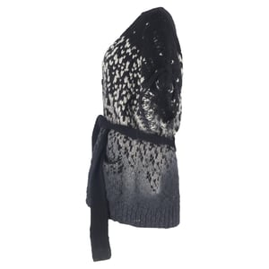 Gebreid vest met ceintuur van Stella McCartney in zwart en grijs wol.