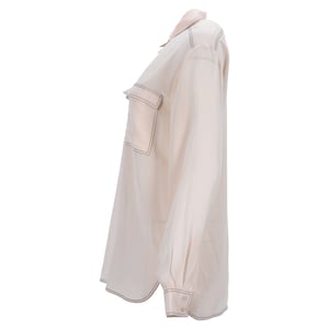 Stella McCartney overhemd met lange mouwen en twee zakken in licht perzikkleurige crêpe satijn.