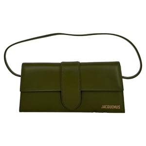 Jacquemus The Long Bambino Flap Axelhängväska i Olivgrön Kalvläder