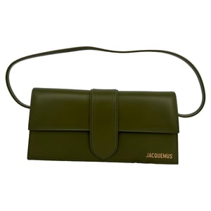 Jacquemus The Long Bambino Flap Axelhängväska i Olivgrön Kalvläder