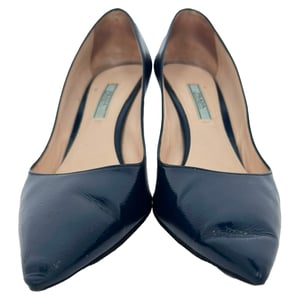 Prada Pumps met Spitse Neuzen in Marineblauw Lakleer