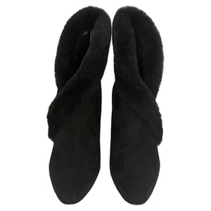 Manolo Blahnik Nestanu 105 Ankleskor med pälsdetalj i svart mocka