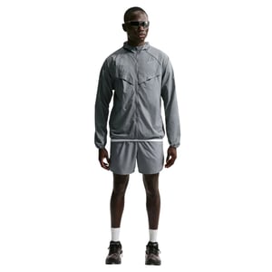Nike Lichtgewicht herenjack met capuchon van Stride (Rook Grijs)