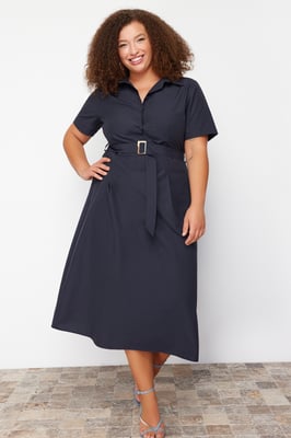 Curve damesjurken in donkerblauw, unifarben, midi-lengte, casual en aansluitend, plus size.