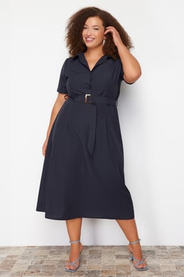 Curve damesjurken in donkerblauw, unifarben, midi-lengte, casual en aansluitend, plus size.