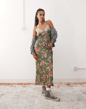 Återvunnen vintage maxi camiklänning i mörkgrön blommönster