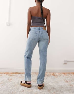 Weekday pil lågmidjade raka jeans i blåtvätt