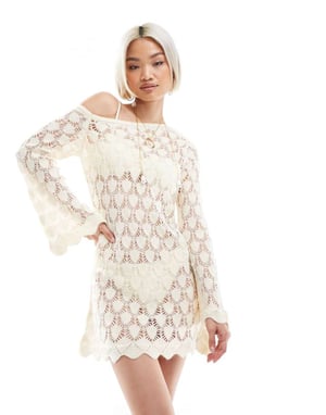 Miss Selfridge stickad asymmetrisk pointelle klänning med flared ärmar i krämfärg