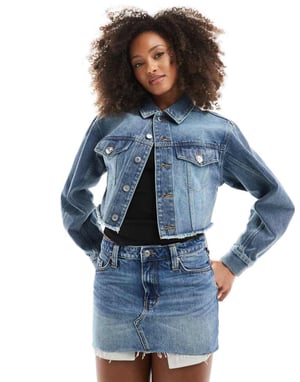 Monki lågmidjeför denim mini kjol i mellanblå tvätt