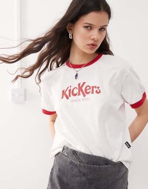 Kickers crop ringer-t-shirt med röd Kickers-logga i vitt