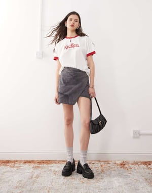 Kickers crop ringer-t-shirt med röd Kickers-logga i vitt