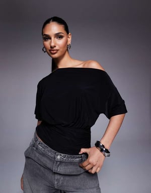 ASOS DESIGN asymmetrisk kortärmad top med en axel och dragsko i midjan i svart