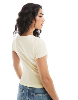 ASOS DESIGN v-ringad baby t-shirt i krämfärg