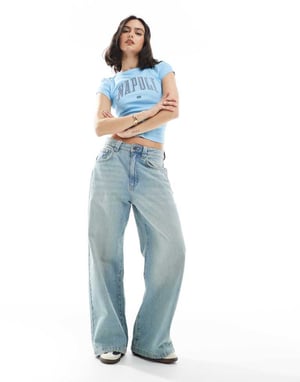 ASOS DESIGN ribbad babytee med Napoli-grafik i blått rutmönster