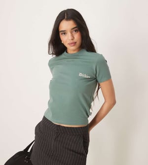 Dickies djuprotad grafisk ryggtryck baby t-shirt i mörkgrön - exklusiv för ASOS