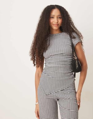 ASOS DESIGN rynkad sidoverskjutande t-shirt i rutigt mönster