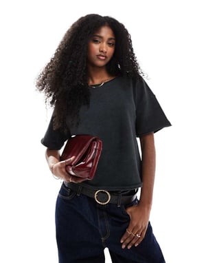 ASOS DESIGN t-shirt med rå kant och loopback i tvättad kolgrå