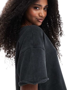 ASOS DESIGN t-shirt med rå kant och loopback i tvättad kolgrå