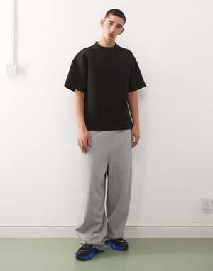 Weekday premium boxy oversized t-shirt i svart