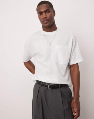 ASOS DESIGN boxy avslappnad t-shirt med bröstficka i blå och vit texturerad rand