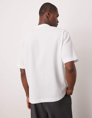 ASOS DESIGN boxy avslappnad t-shirt med bröstficka i blå och vit texturerad rand
