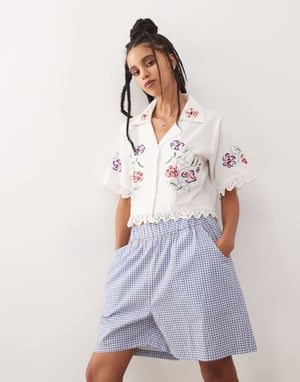 Återvunnen vintage kortärmad skjorta med broderi
