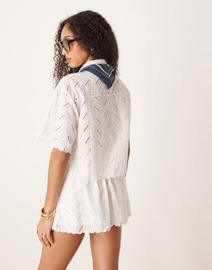 ASOS DESIGN skjorta i vit geo broderi co-ord