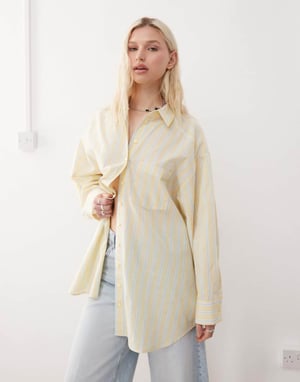 COLLUSION oversized poplin-skjorta i smörkräm gulrandig