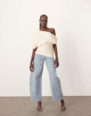 ARRANGE draperad off-shoulder topp i textur i krämfärgad